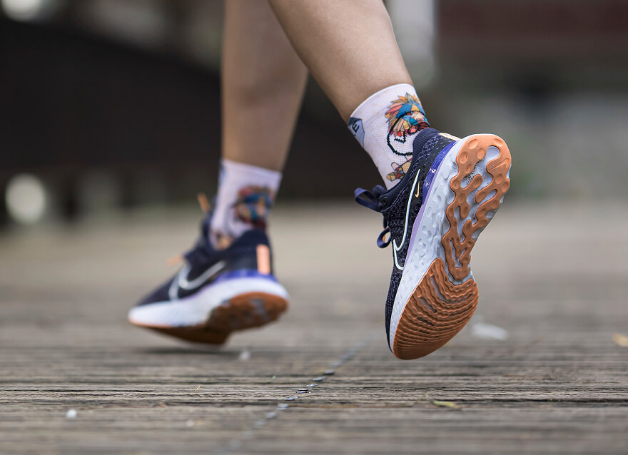 persona corriendo con calcetines vocke